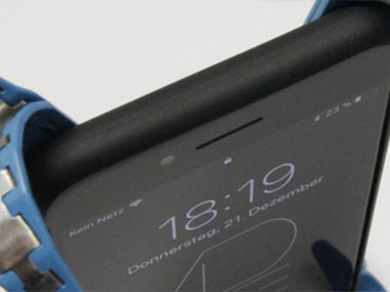 طالب ألماني يبتكر حقيبة هوائية لحماية الهواتف عند السقوط